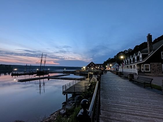 Le havre du roi, avec le théatre et le restaurant le long de la baie, au couché du soleil