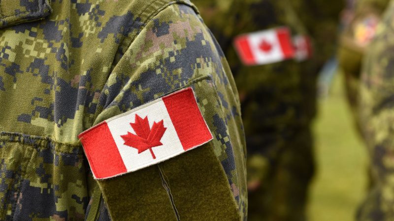 Un écusson sur le bras d'un membre du militaire du Canada