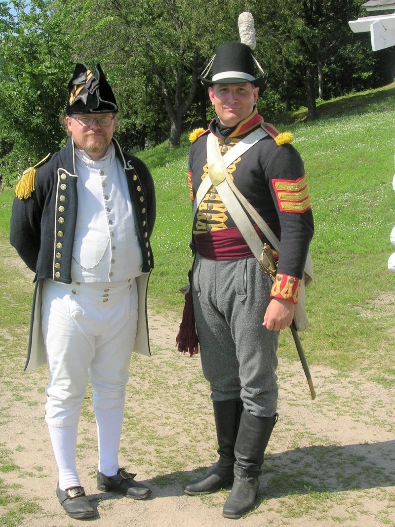 Deux hommes en costumes d'officiers militaires anglais
