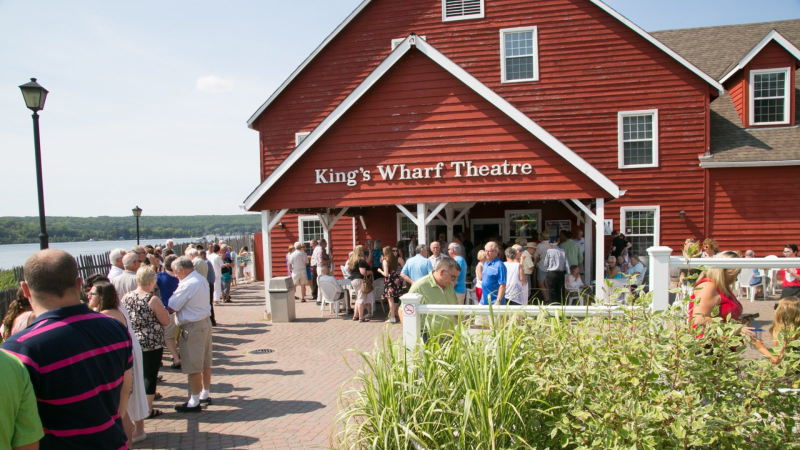 Une foule qui attend le début d'un spectacle au theatre Kings Wharf