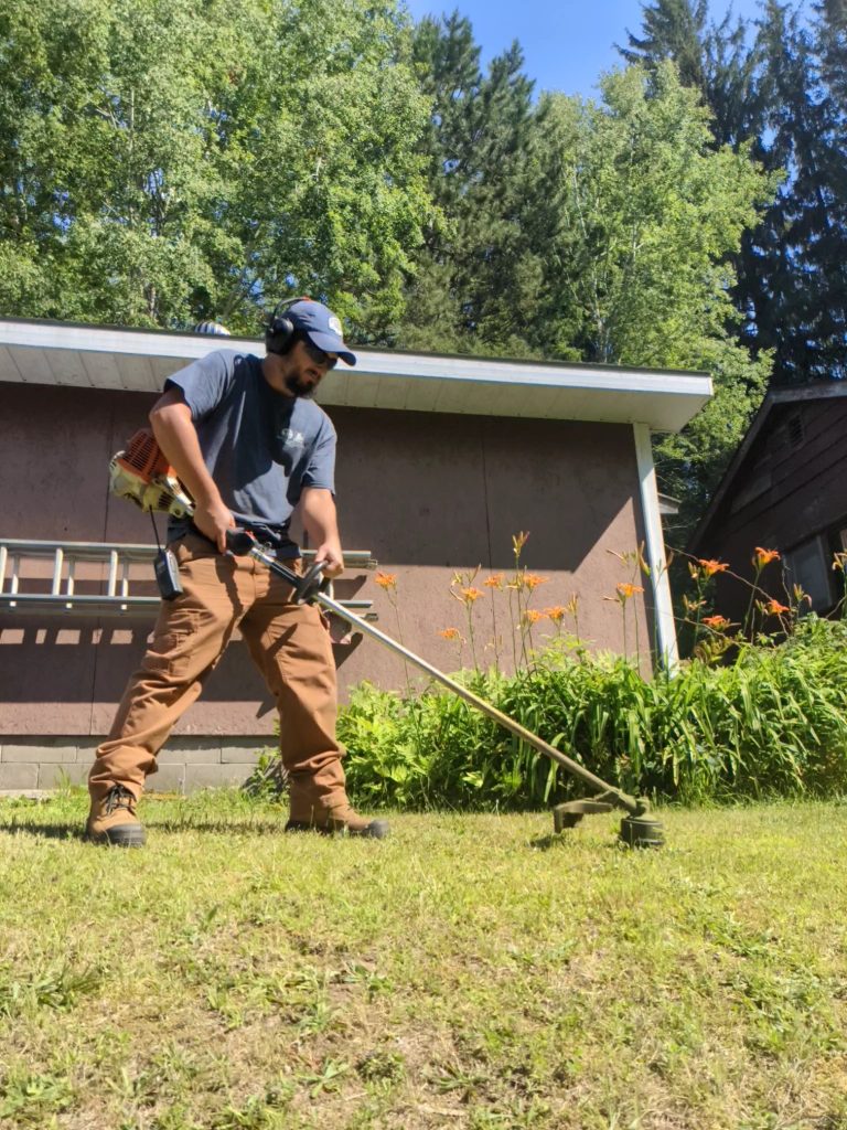 Un préposé à l'entretien coupe le gazon au havre de la découverte