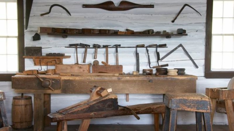 l'atelier principale à le havre de la découverte, avec plusieurs outils historiques