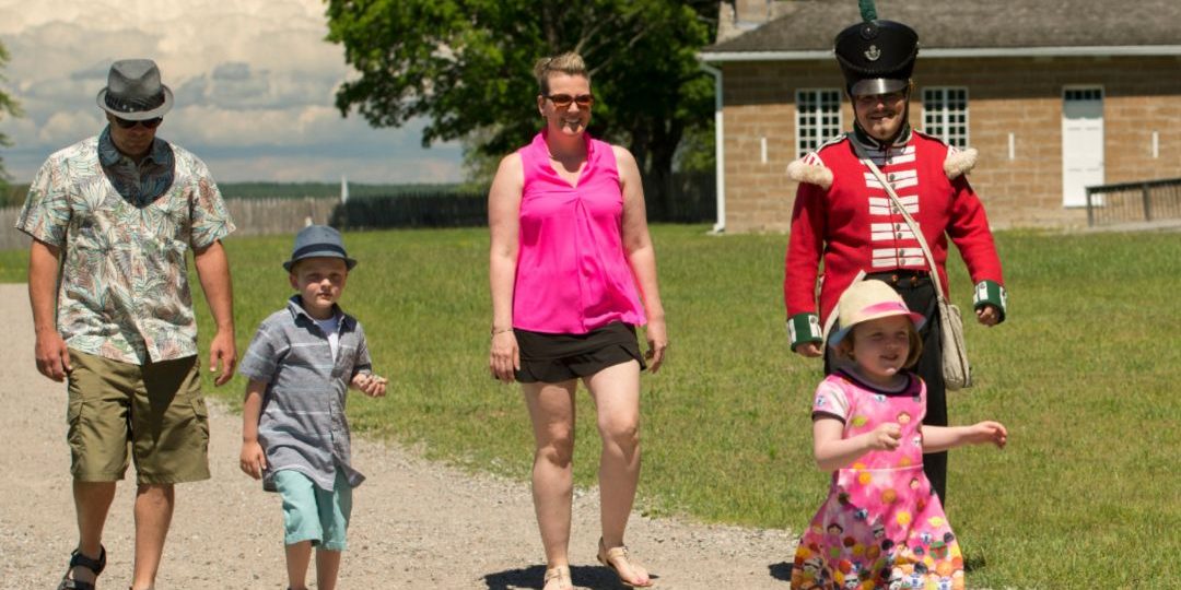 Soldat marche le long du chemin du Havre de la découverte avec une mère et sa jeune fille portant un chapeau