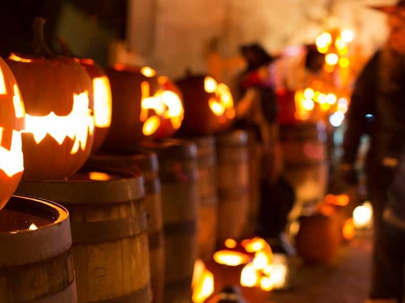 Une série de citrouilles de Halloween, découpés pour Pumpkinferno