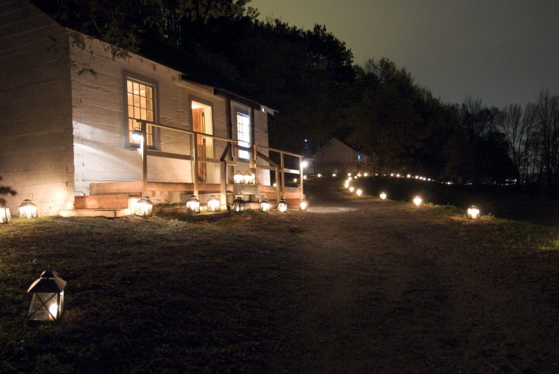 Quelques édifices historiques illuminés par des lanternes pendant la nuit